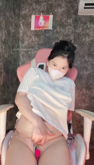 Clip bé Ly Xù nhét trứng rung vào trong quần silip – dongtoico mobile