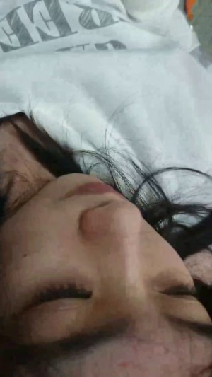 Đang xem điện thoại thì được anh người yêu móc cua giùm – clip hot 18