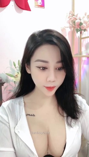 E gái show bưởi trắng