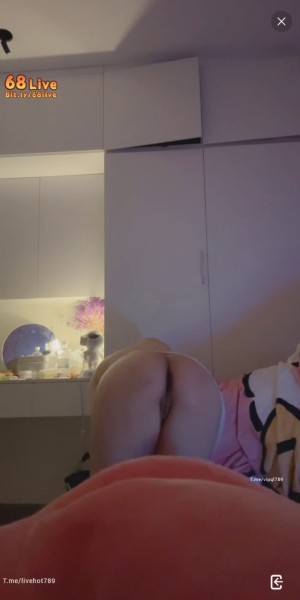 Em gái mũm mĩm show hàng trên live – khoe hàng
